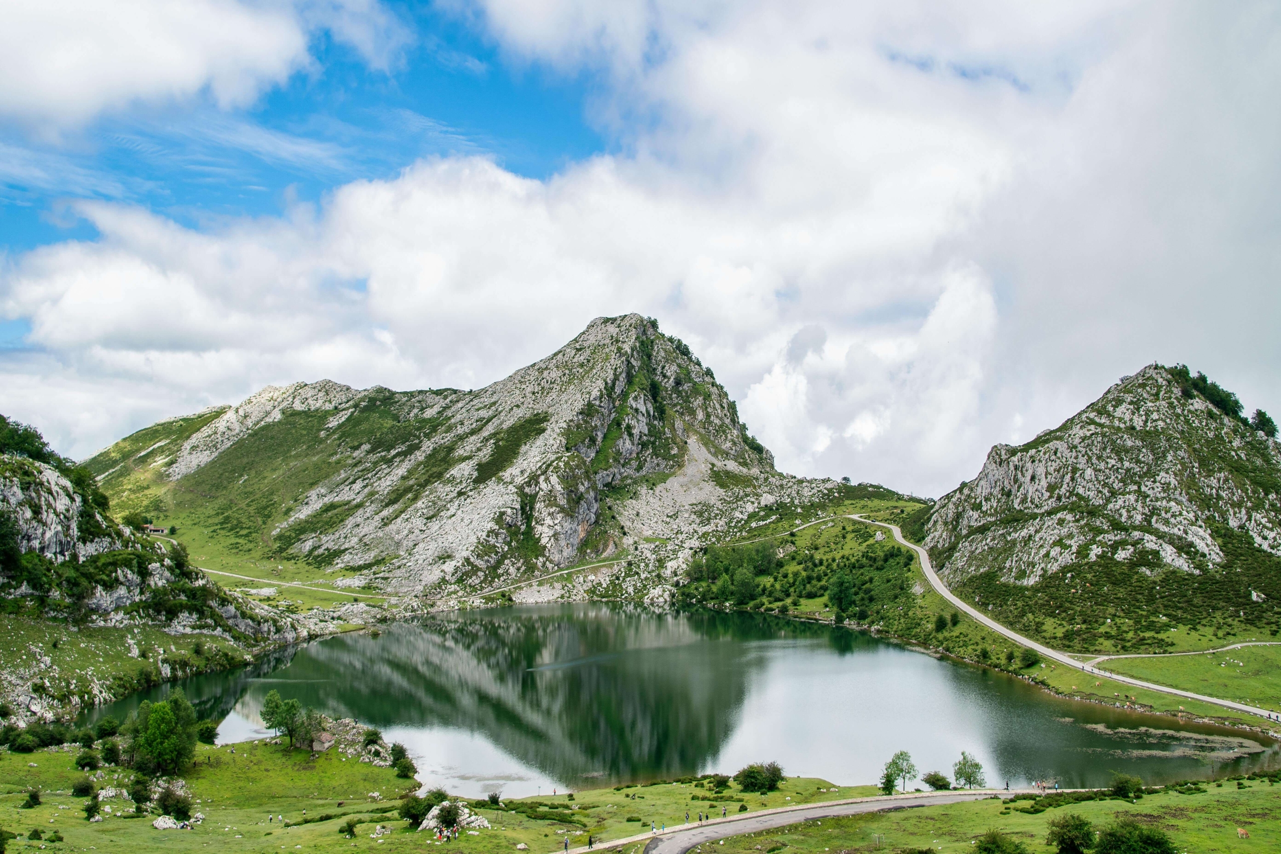Lagos de Covadonga: Guía para Visitar uno de los Paisajes Más Espectaculares de Asturias